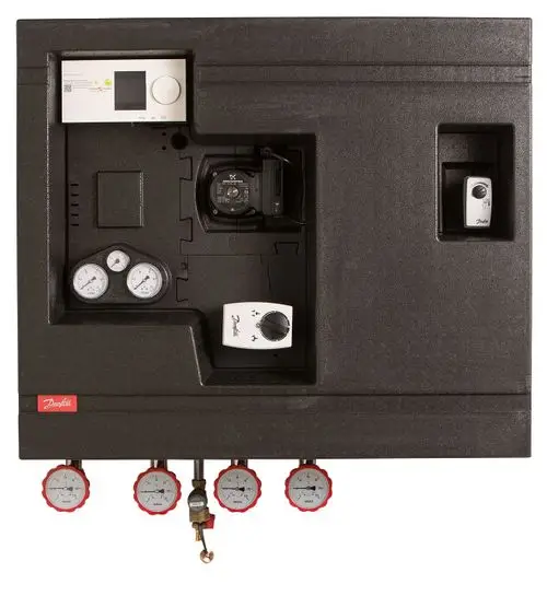 Hausstation mit mehreren Druckanzeigen, Steuergerät und Regelungskomponenten. Hergestellt von Danfoss, geeignet für die Heizungsanwendung.
